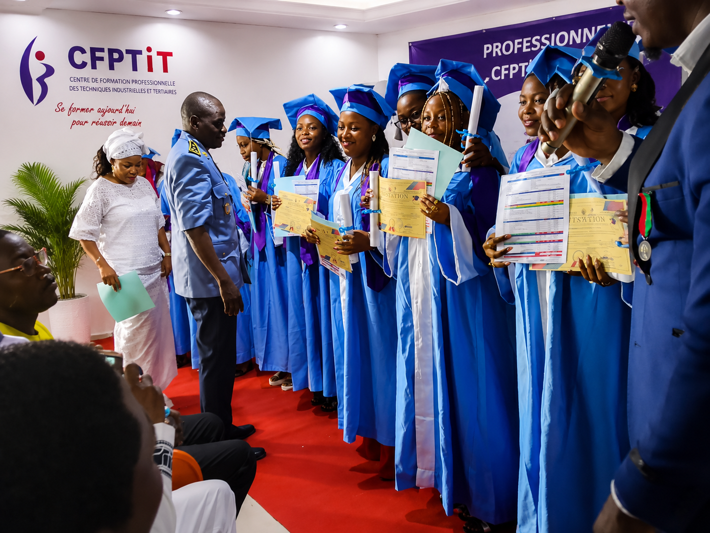 Diplômés recevant leurs attestations officielles